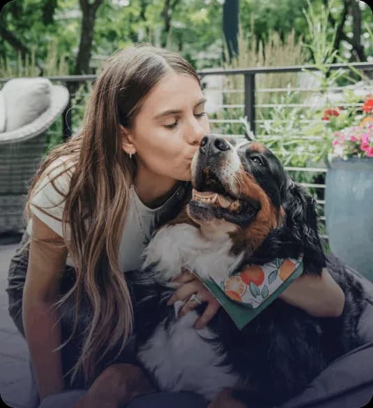 Savršeno za zaposlene vlasnike. Često radim do kasno, ali zahvaljujući PawPass-u, lako angažujem šetača za mog psa. Znam da je u dobrim rukama dok sam ja na poslu.